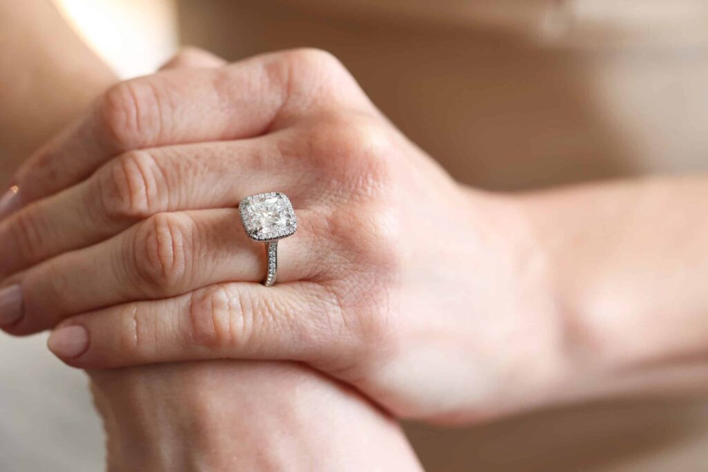 The Different Settings in 3-Carat Oval Diamond Engagement Rings